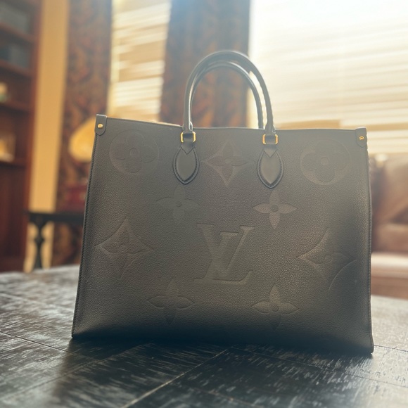 A gorgeous lv big bag I really love it too big for me - Picture 6 of 8